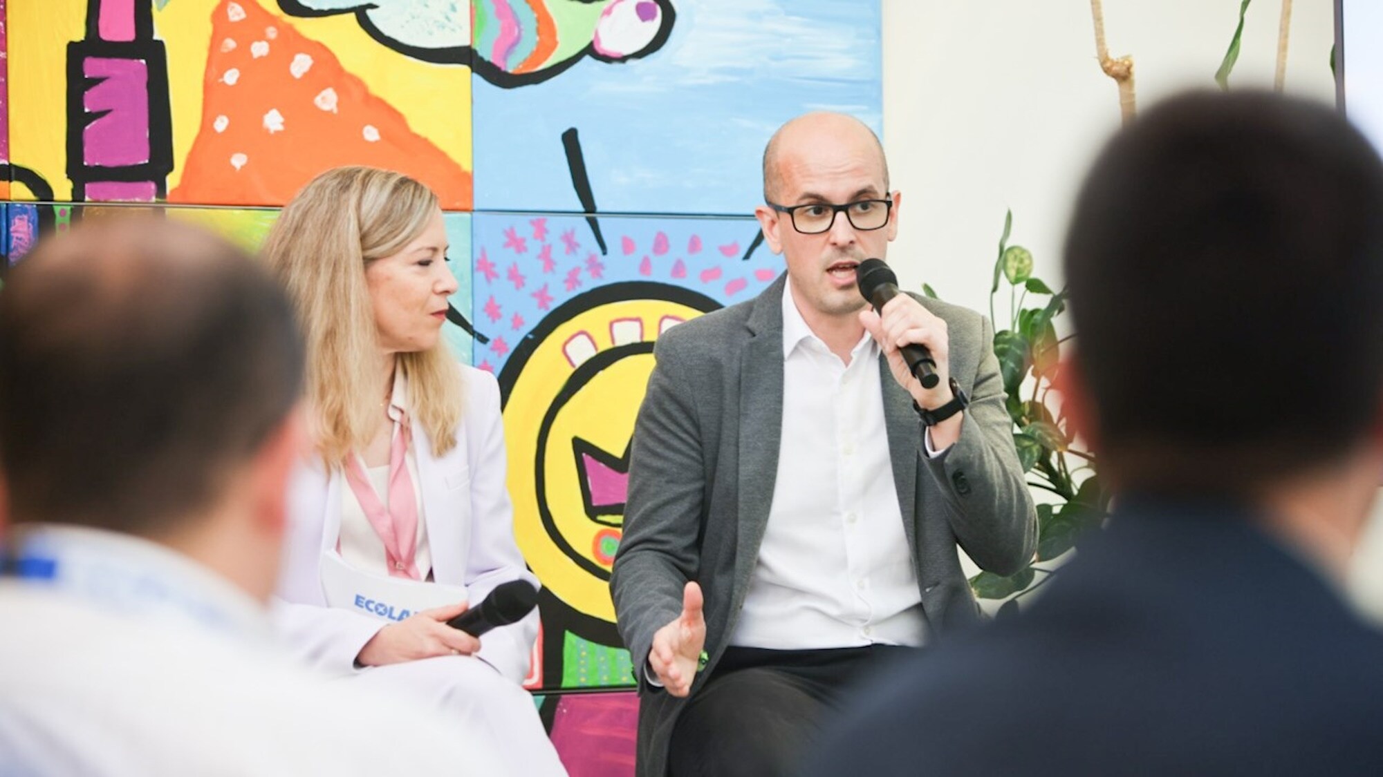 Asociados charlando en el debate