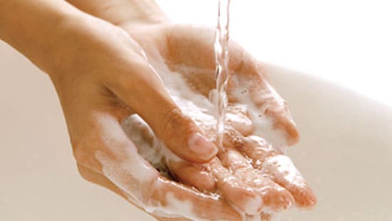 Una persona lavándose las manos mostrándonos la higiene personal de las manos